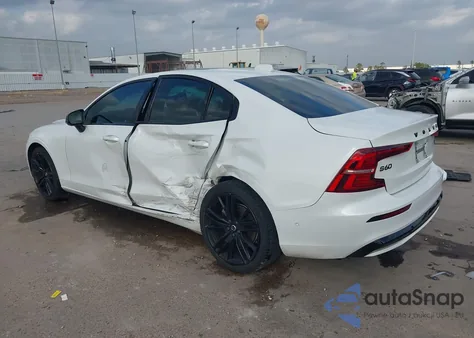 2024 Volvo S60 B5 Plus Black Edition z USA, uszkodzony, nr VIN 7JRL12FH1RG299930